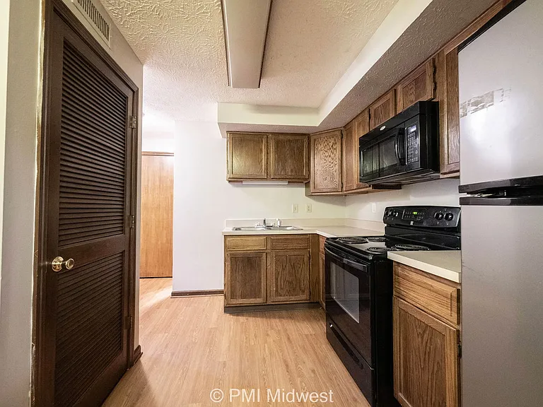 Parkway Apartments — Photo 13
