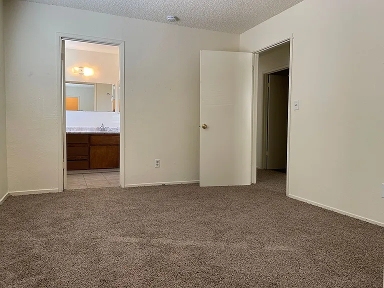 Ashlan, Clovis Dent 5 plex-Laundry - 857 — Photo 7