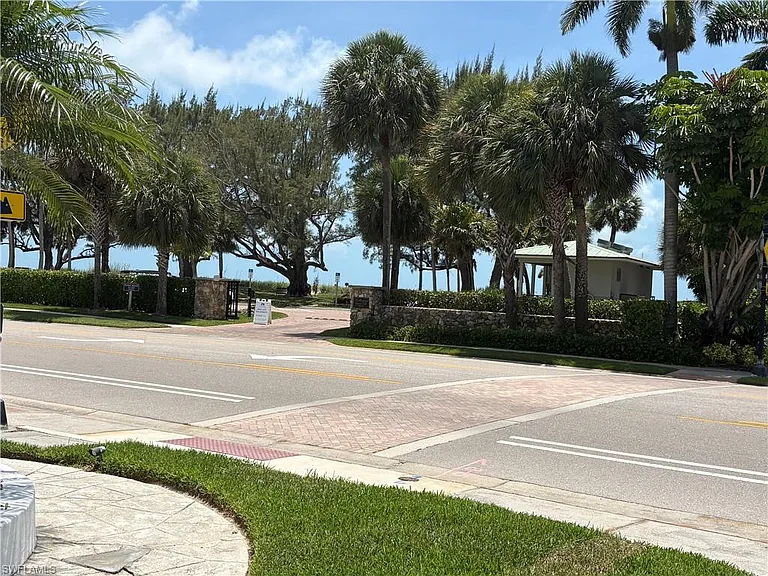 2100 Gulf Shore Blvd N #120 — Photo 27