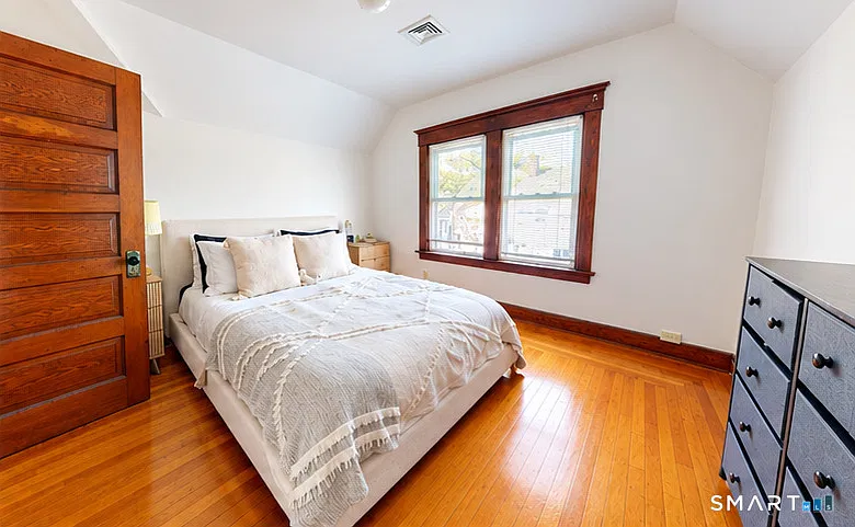 2 bed, 1.0 bath, 970 sqft, $1,900 — Photo 2