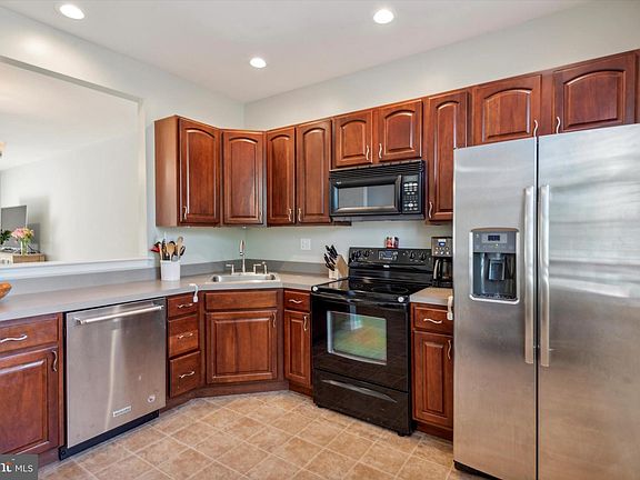 5th image of 223 Roosevelt Ave