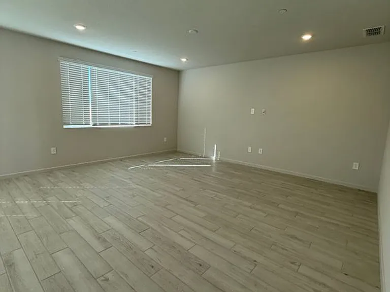 1723 Skagway Ave — Photo 5