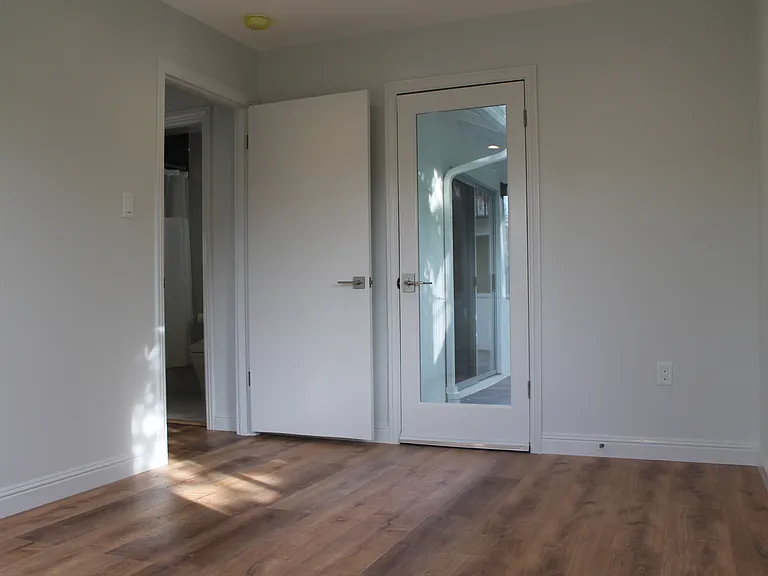 202 E Strawberry Dr — Photo 10