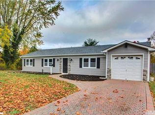 11 Hemlock Rd, Mount Sinai, NY 11766