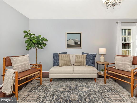 5th image of 10805 Lake Square Ct
