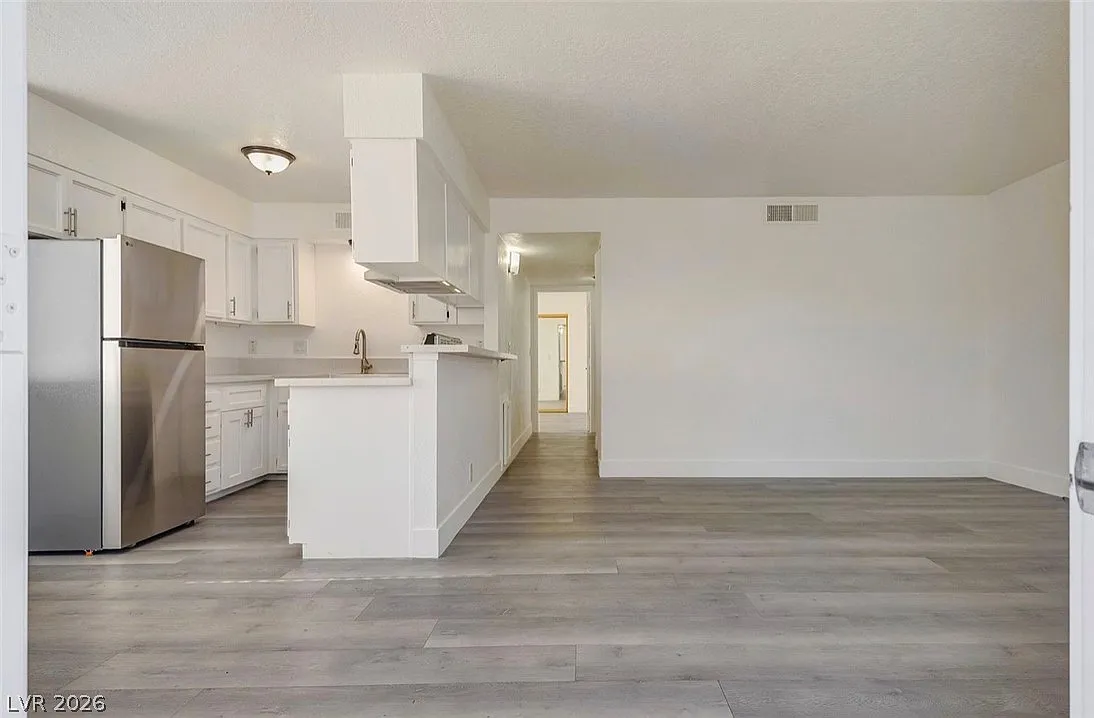 2 bed, 2.0 bath, 3870 sqft, $1,400 — Photo 3