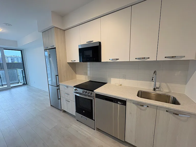 75 James St S #825 — Photo 10