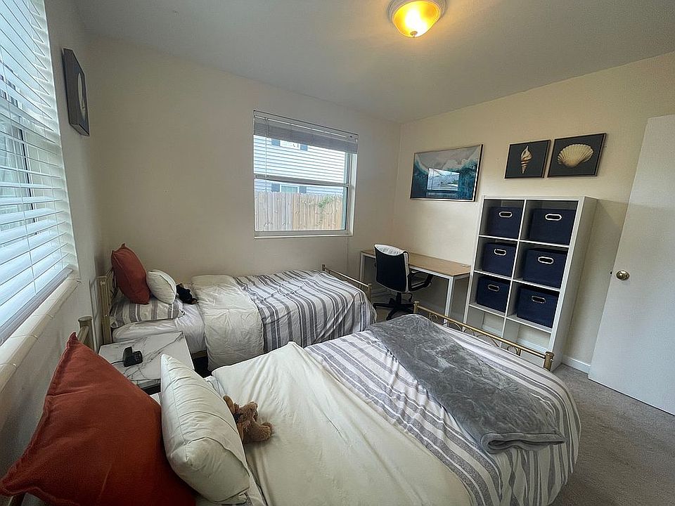 3rd bedroom with 2 twin beds