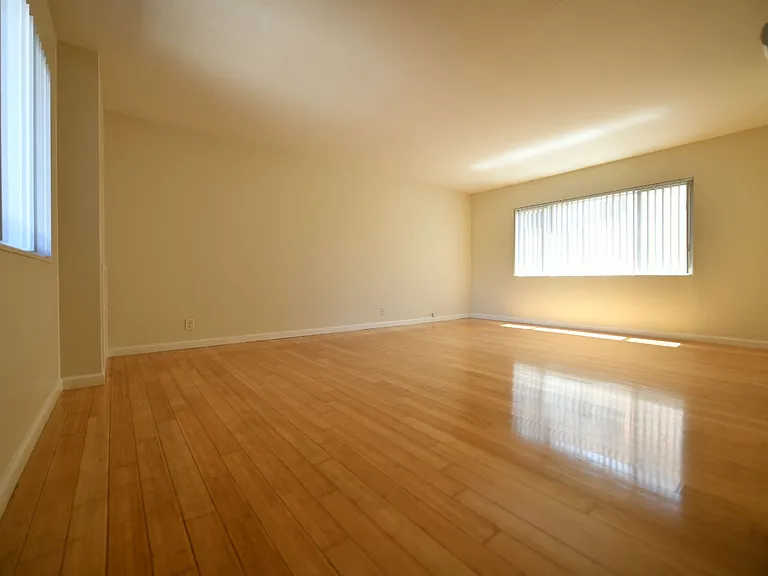2p008 - Lake View East — Photo 8