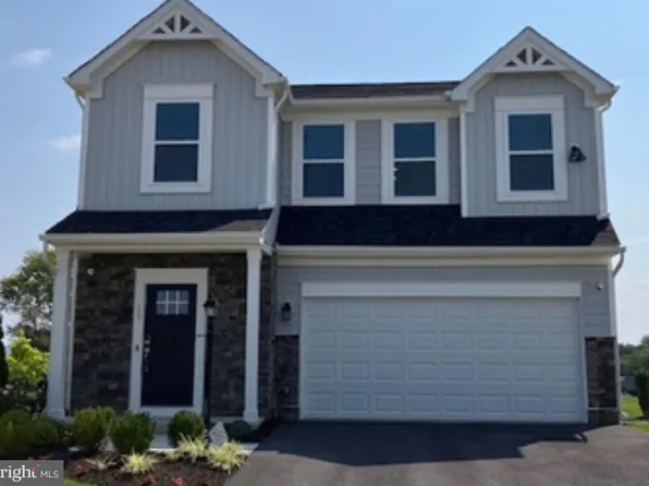 11 Peters Ave, Ranson, WV 25438