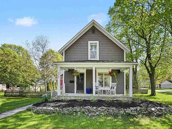 220 W Hurlbut St, Charlevoix, MI 49720