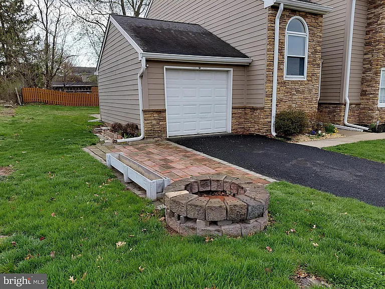 228 Spring House Ln — Photo 4