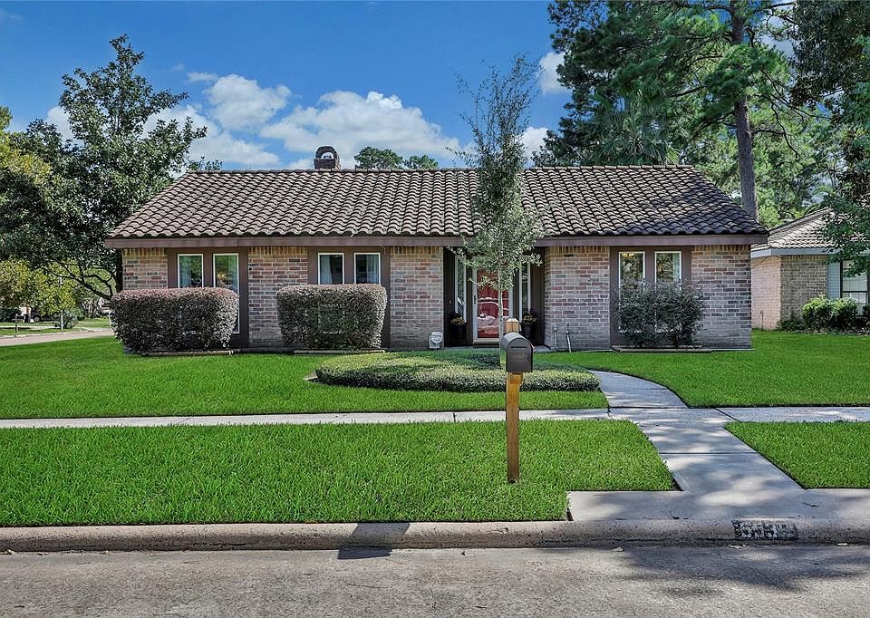 Welcome to 5530 Pecangate Drive, in the peaceful, established neighborhood of Greengate Place!