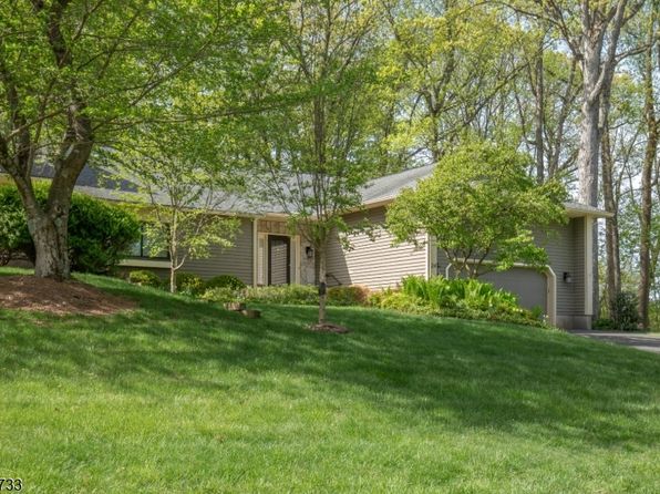 24 Hunters Cir, Tewksbury Twp., NJ 08833