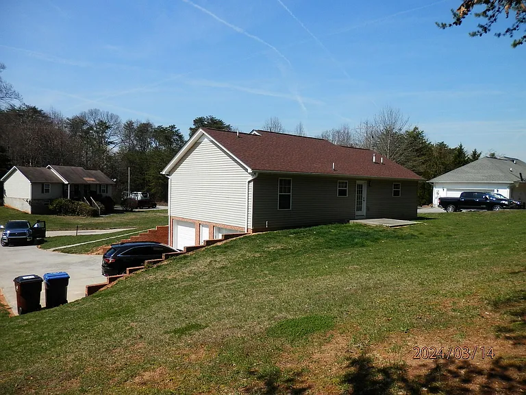 1023 Bartlett Dr — Photo 3