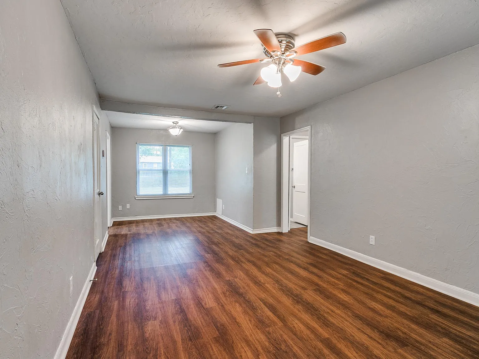 213 W Jacobs Drive — Photo 2