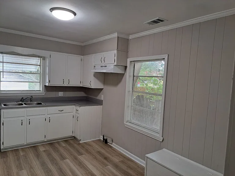 205 E 2nd St — Photo 6