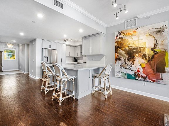 3rd image of 2650 Lake Shore Dr Unit 201