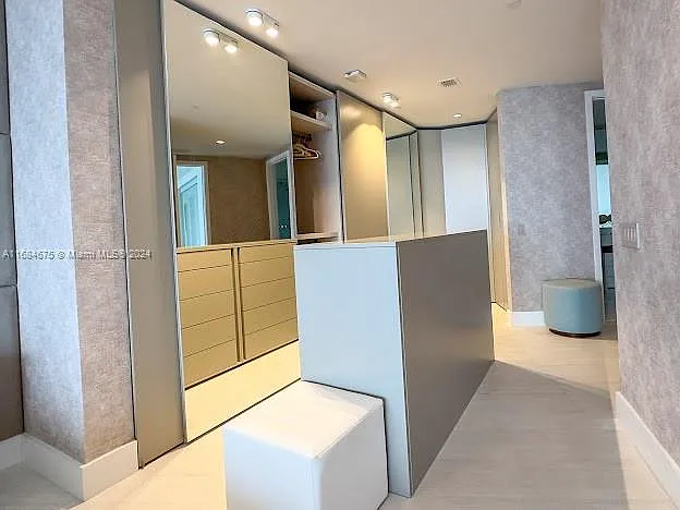 18555 Collins Avenue Cond — Photo 3