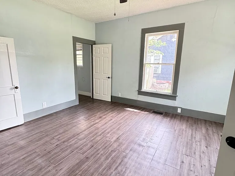 208 SW #B — Photo 4