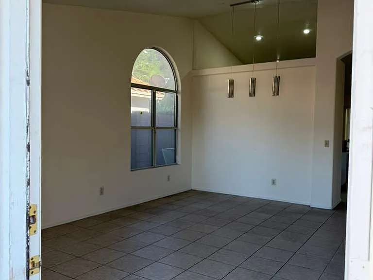 1181 W Chicago St — Photo 14