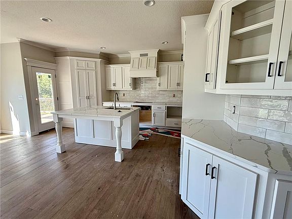 5th image of 1070 Fir Ln