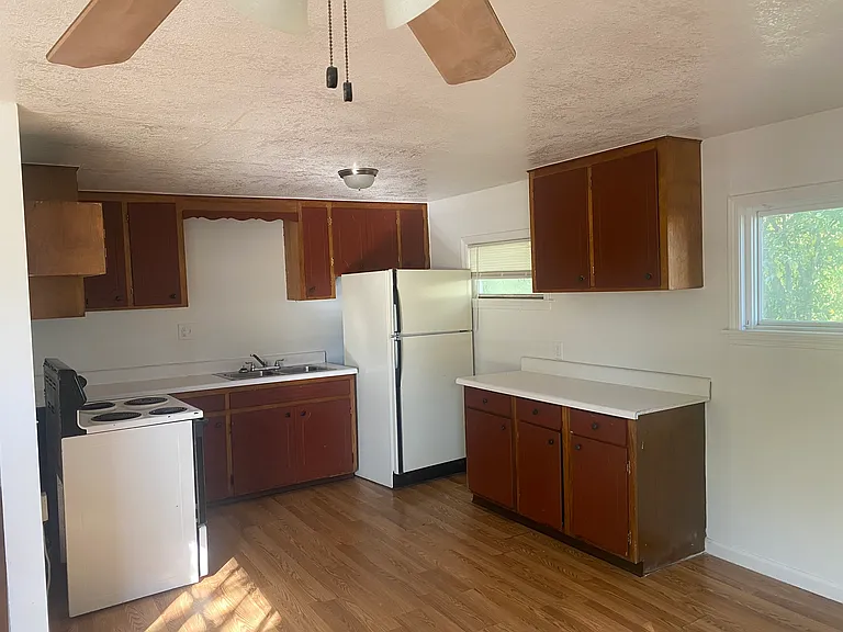 1425 S Northern Blvd — Photo 5