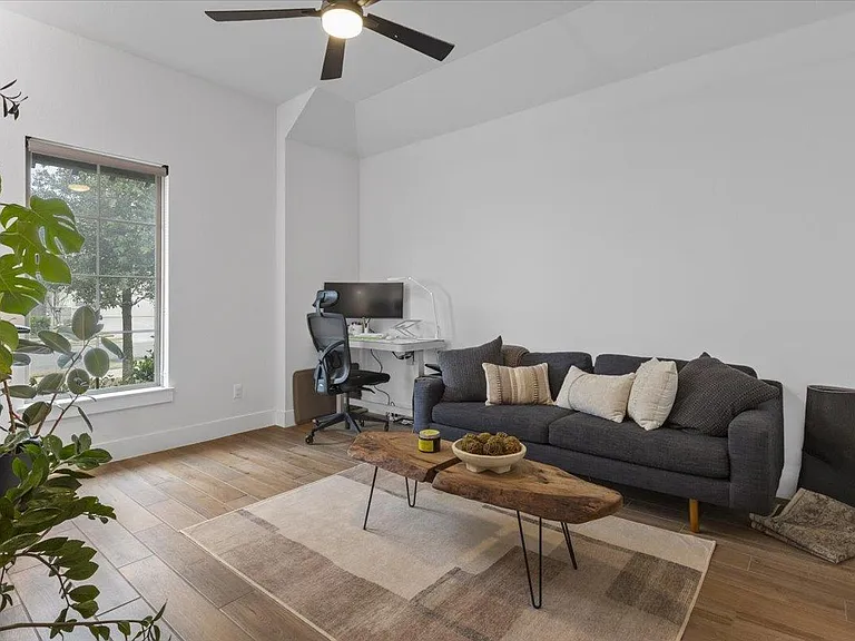 557 Jefferson Dr — Photo 29