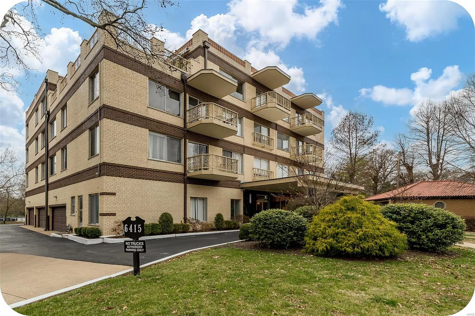 6415 Jamieson Ave APT 402 photo 1