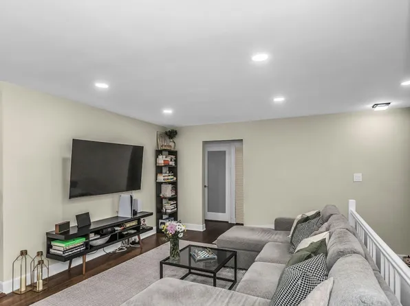 224-01 Kingsbury Avenue image 3 of 17