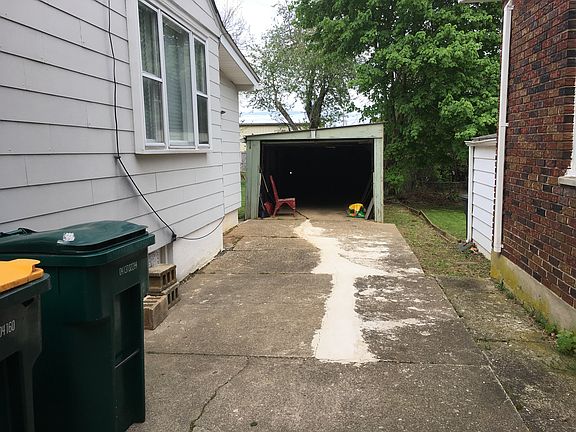 2nd image of 514 Oakwood St