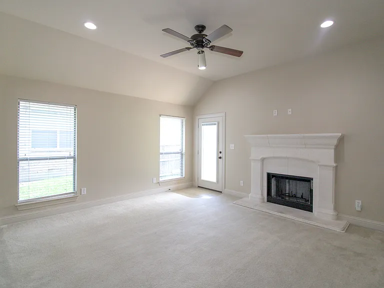 215 Wooded Creek Ave — Photo 17