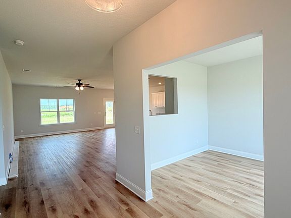 4th image of 325 Livingston Bnd