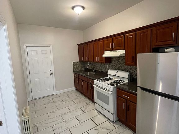 3rd image of 144 Hawthorne Ave Floor 2