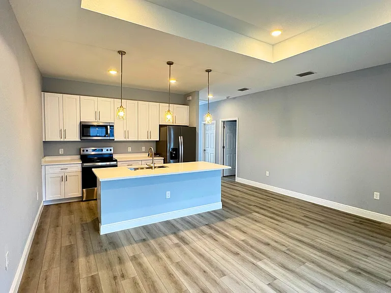 702A Broadway Ave — Photo 3