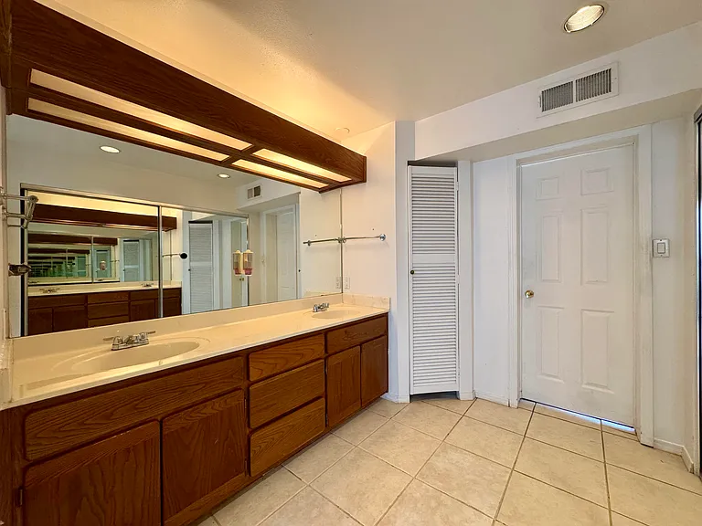 6517 San Francisco Rd NE — Photo 32