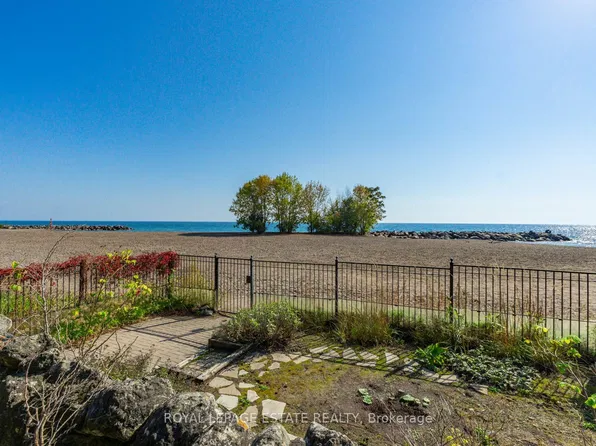 422 Lake Front, Toronto, ON M4E 1A8