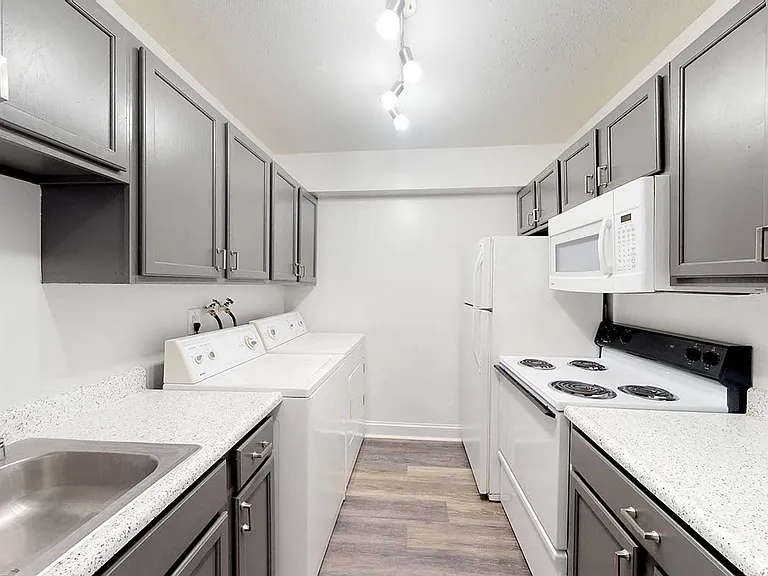 Stuart Woods Apartments — Photo 28