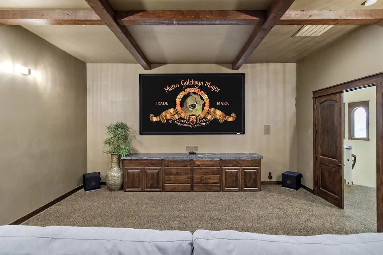 6 bed, 3.0 bath, 6393 sqft, $22,627 — Photo 4