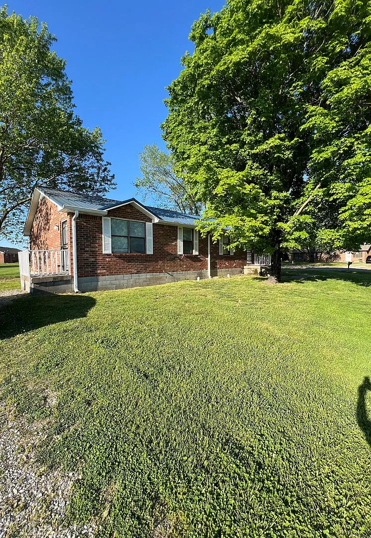 2 Bedroom Duplex in Sumner County! (Left Side) — Photo 1