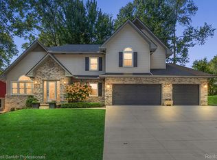 236 Waterview Dr, Lake Orion, MI 48362
