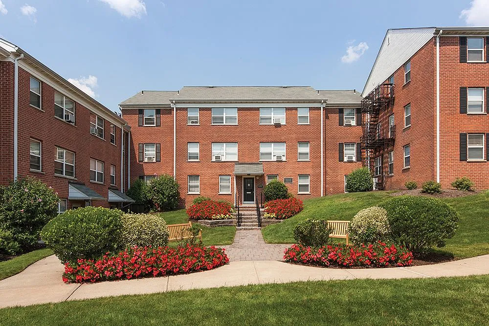 Windsor Apartments — Photo 2