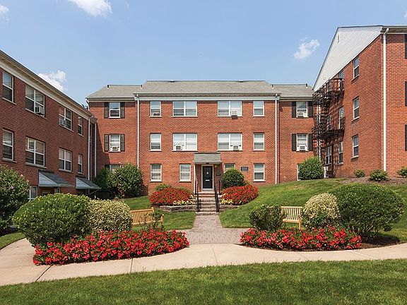 2nd image of 589 Moonachie Ave #212-C