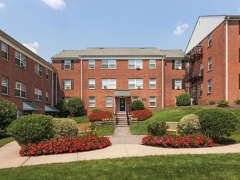 Windsor Apartments — Photo 2