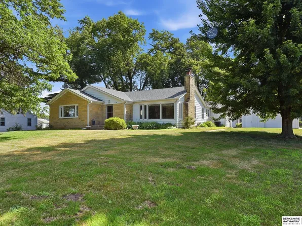 6102 Country Club Rd, Omaha, NE 68152
