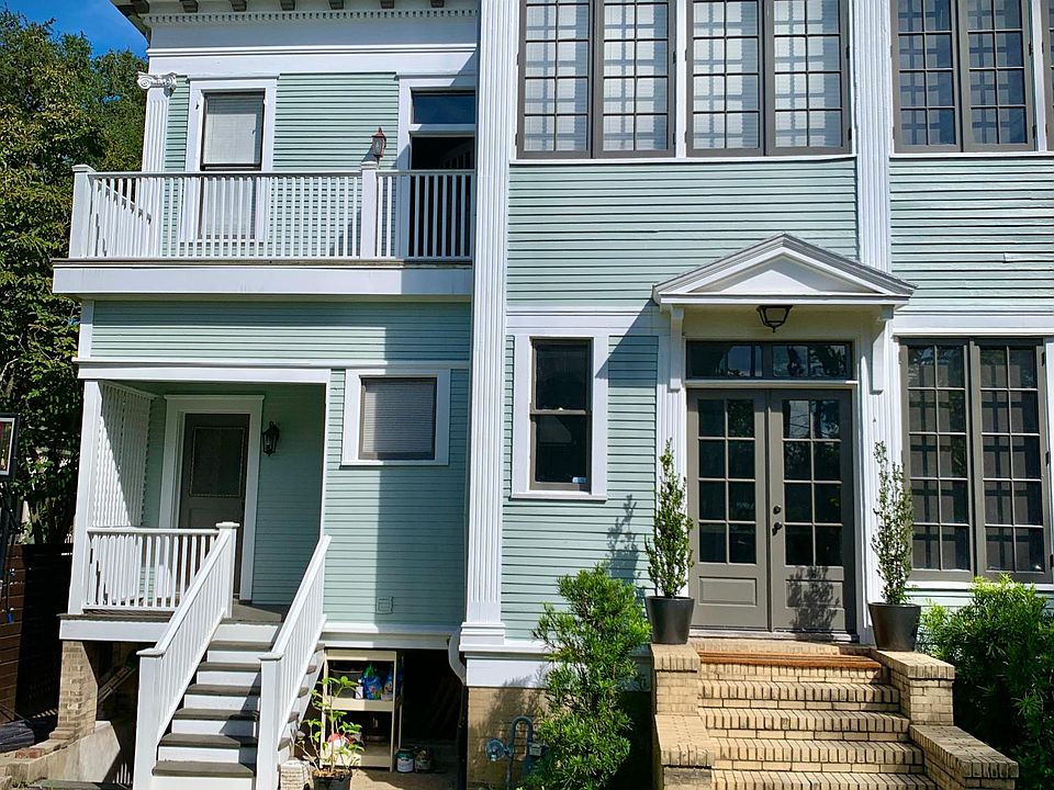 Apartment entrance and porch.
Door on the lower left.