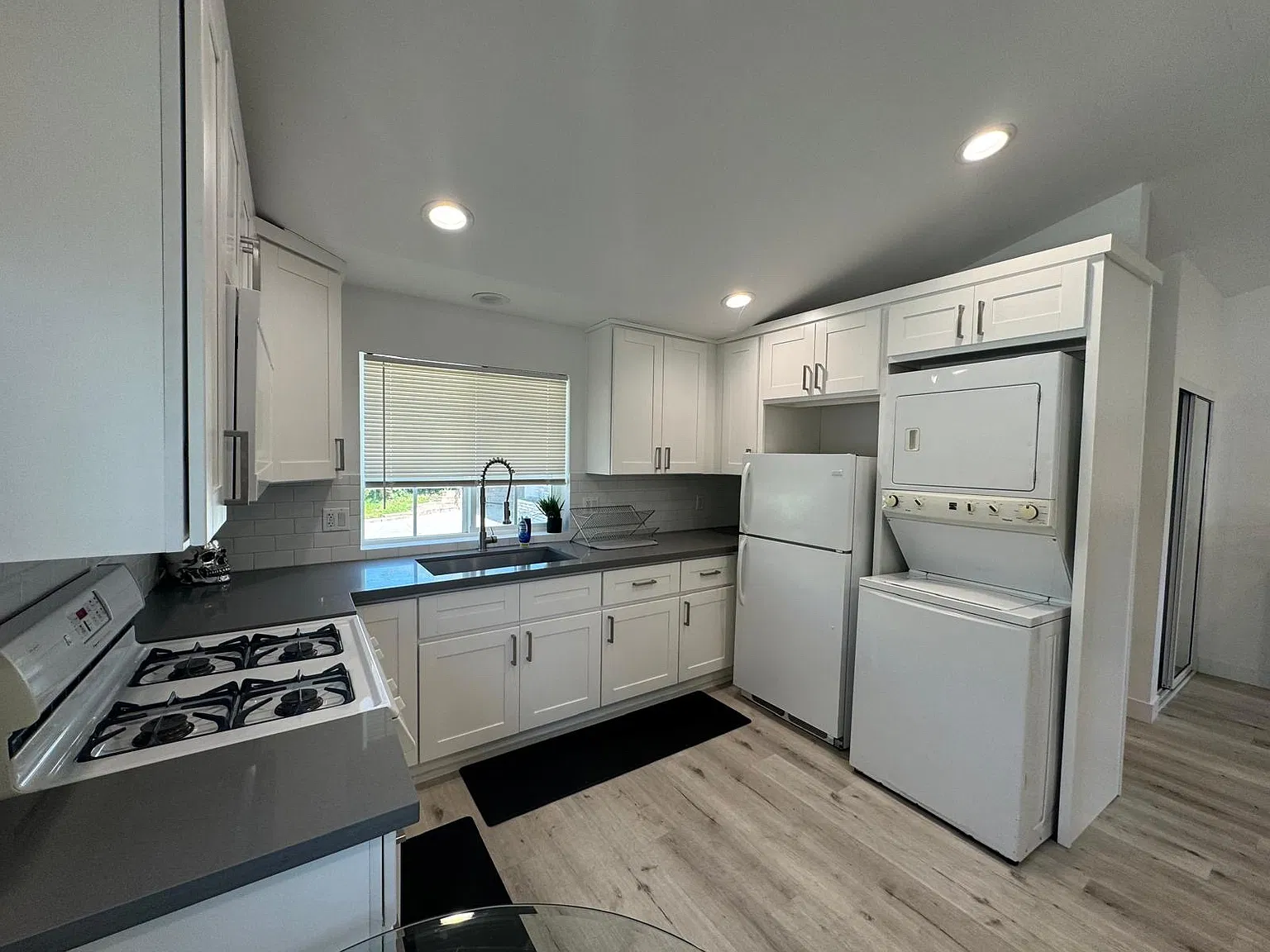1 bed, 400 sqft, $2,200 — Photo 2