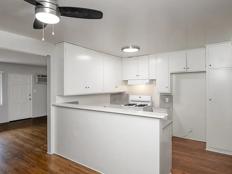 320 N Howard St — Photo 7
