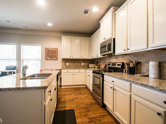 5th image of 410 Jefferson Blvd #87