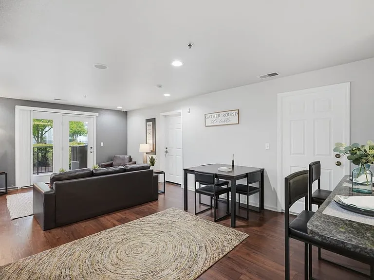 The Landings at Chandler Crossing - Student Living Priced per Bed — Photo 25